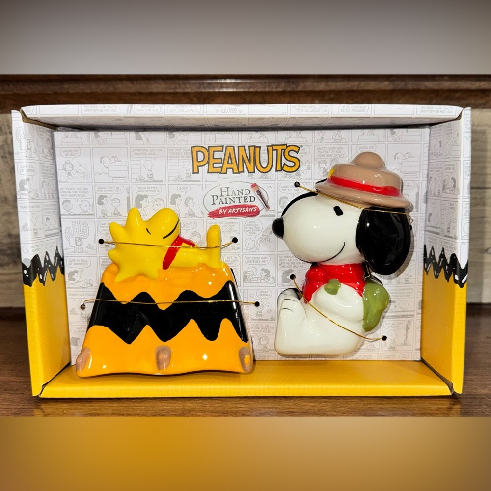 Super Cute 🥰 Peanuts Snoopy & Woodstock Scouts Hand Painted Salt 🧂 & Pepper Set